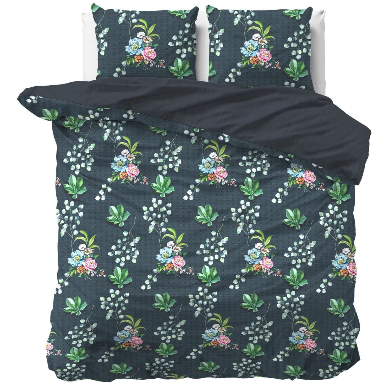 Beddengoed met bloemenpatroon, groene en blauwe tinten.