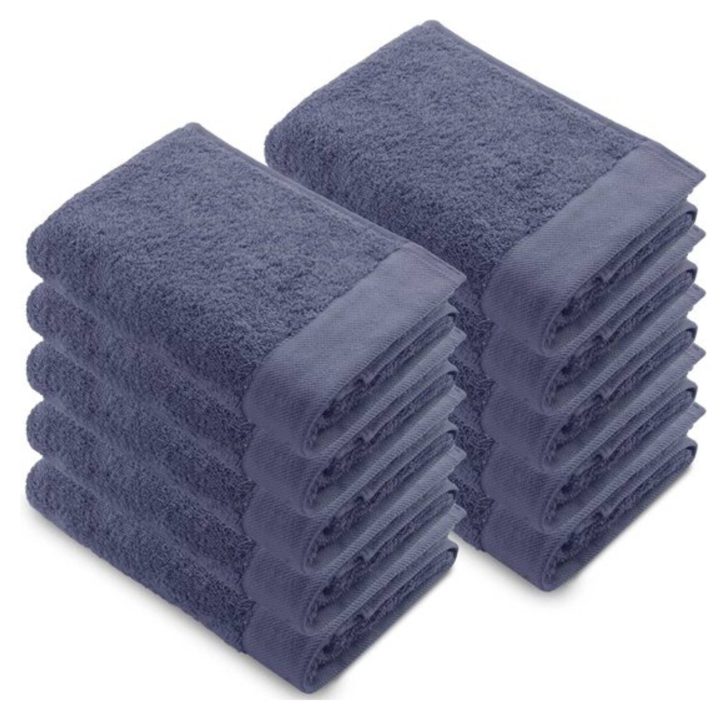Stapel blauwe handdoeken, zachte badstof vouw.