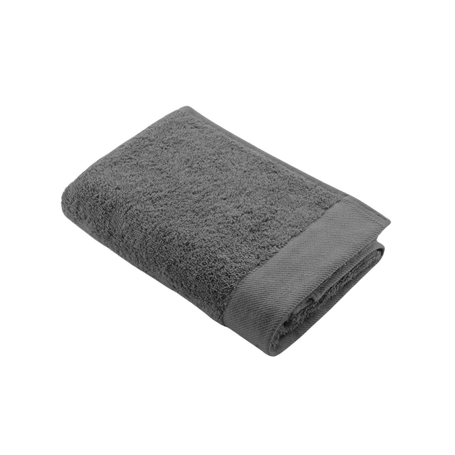 Grijze handdoek opgevouwen en geïsoleerd op witte achtergrond.